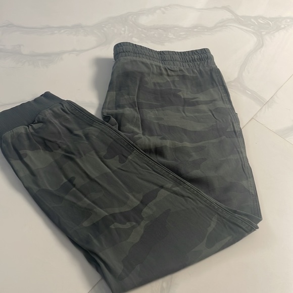 Splendid Pants - Splendid Women's  Green Camo Soft-Shell Jogger Pants Pull On